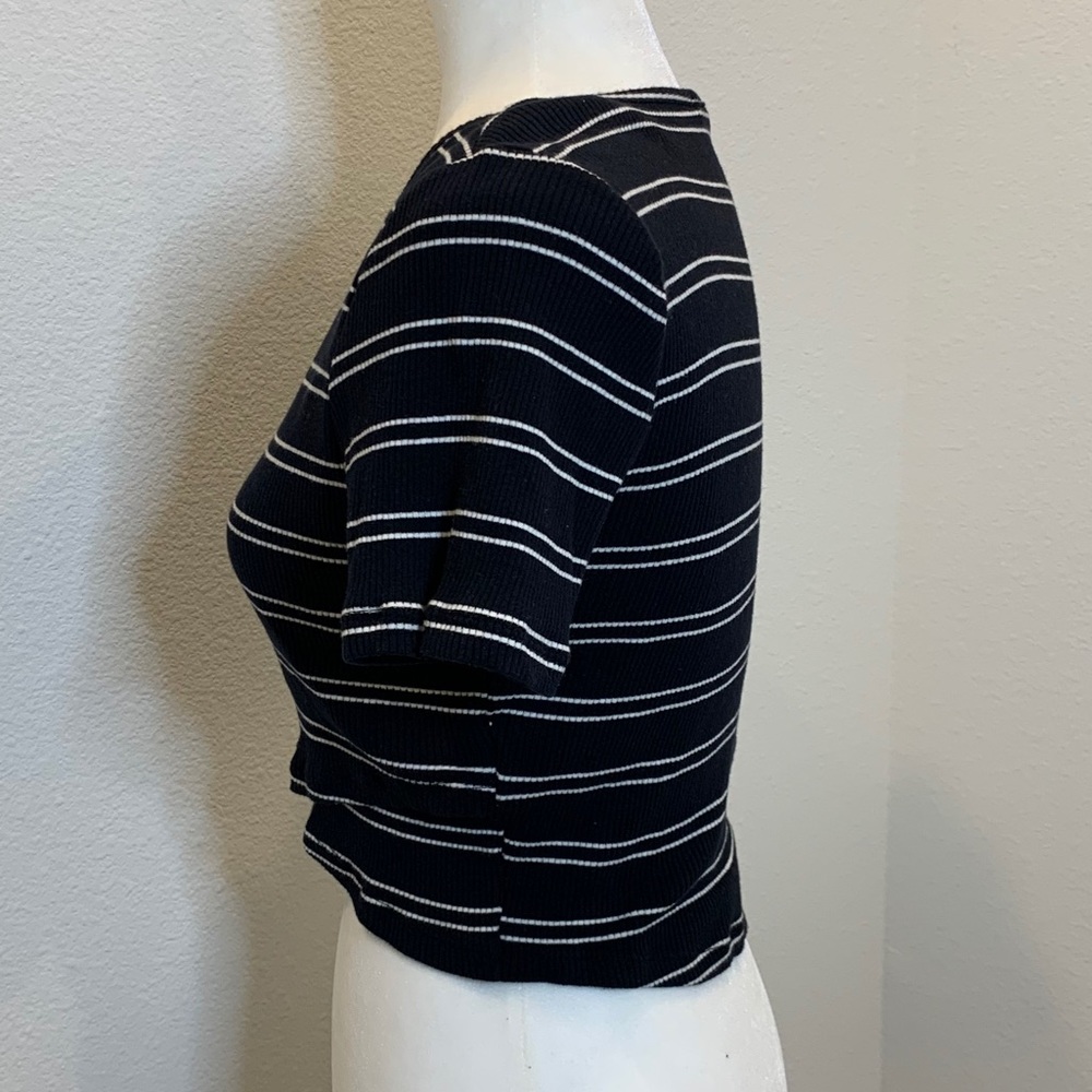 Striped Crop Top - Picture 2 of 3